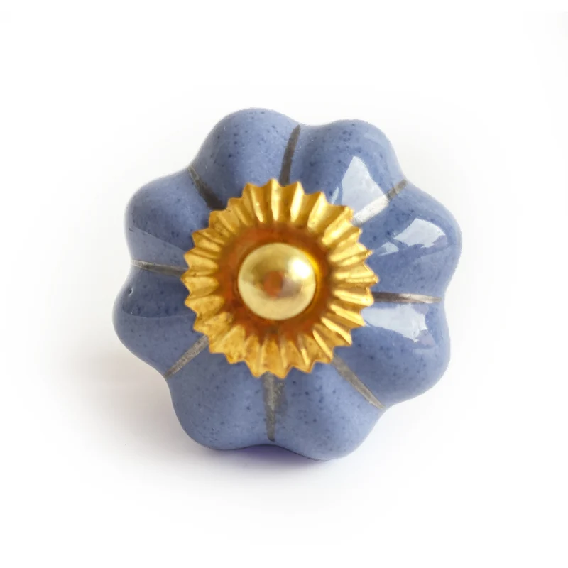 Bouton fleur violette avec détails argentés