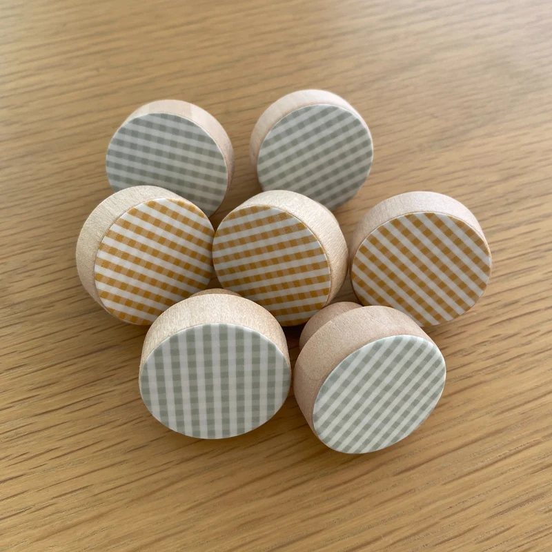 Bouton de porte en bois avec motif vichy en relief - Plusieurs couleurs disponibles