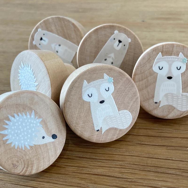 Bouton en bois avec motif Woodland Friends en relief - Plus de motifs disponibles