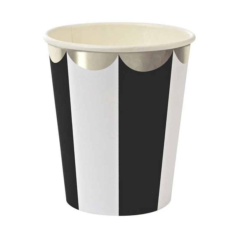 Gobelets en papier noir et blanc