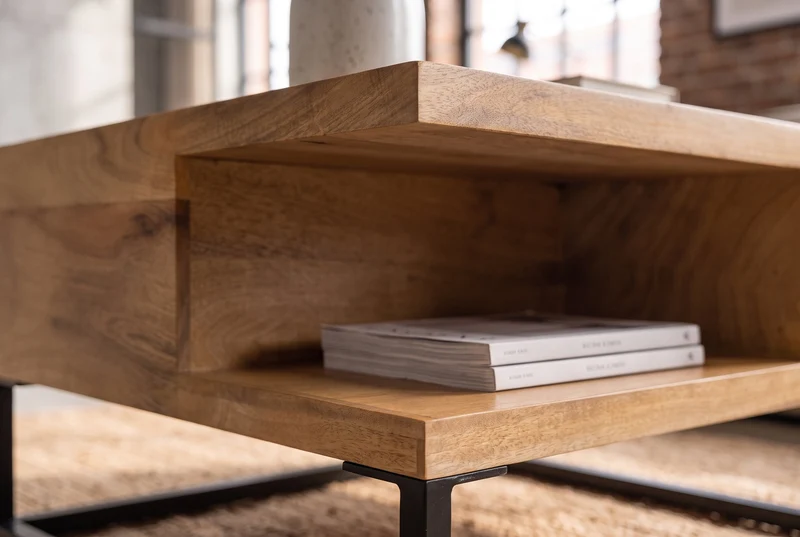 Table basse massive GIANT 60cm en manguier naturel finition crème métal étagère noire