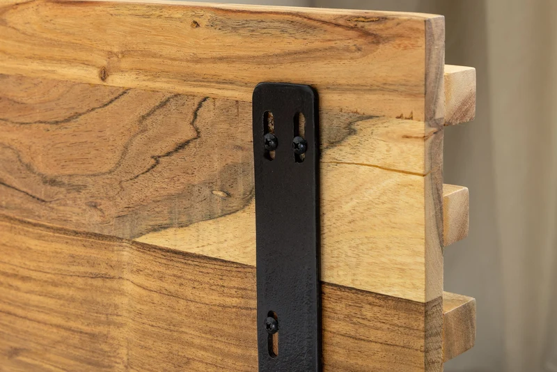 Meuble TV suspendu RELIEF 200 cm en bois d’acacia massif naturel avec une façade élaborée