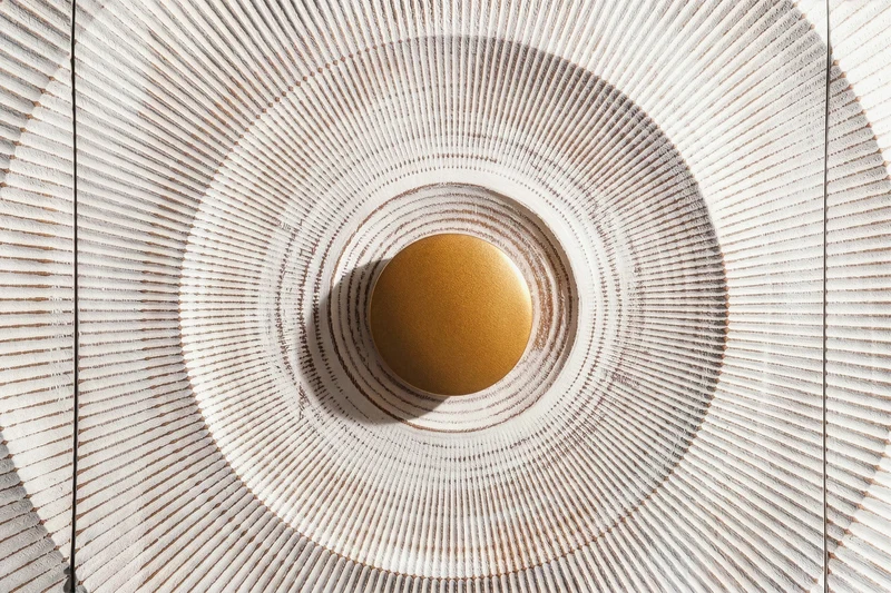 Buffet artisanal GOLDEN SUNSET 140cm blanc avec sculptures 3D pieds en métal bois de manguier doré