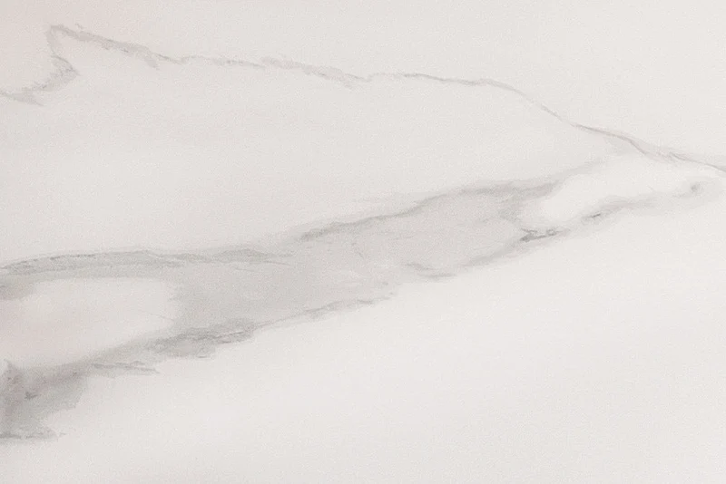 Table à manger ronde SIGNATURE 135cm marbre blanc céramique structure métal noir piètement colonne