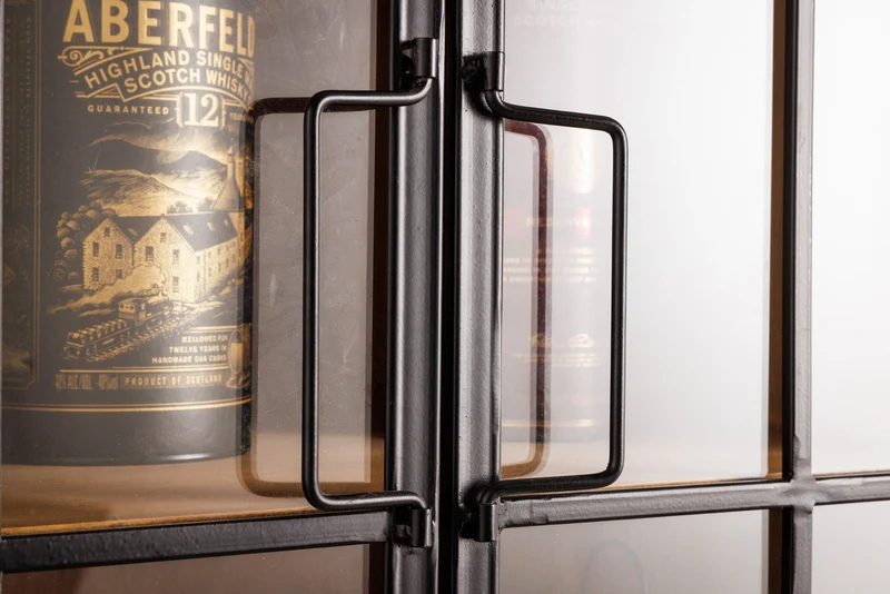 Vitrine solide SEVEN SEAS 150cm pin naturel portes industrielles meuble de bar en métal