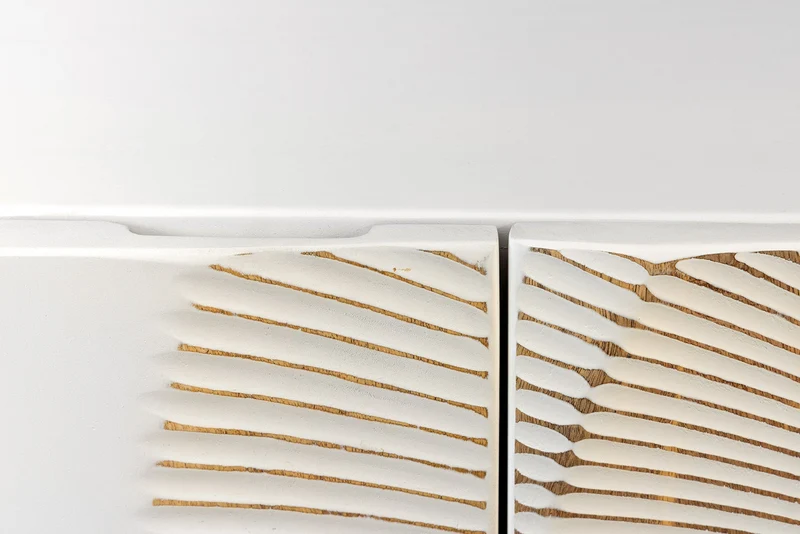 Buffet TV massif GOLDEN SUNSET 180cm or blanc bois de manguier sculptures 3D pieds métal