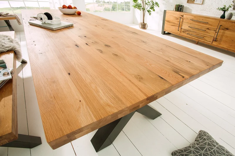 Table à manger en bois massif THOR 240cm chêne sauvage naturel huilé gris structure en X métal design industriel