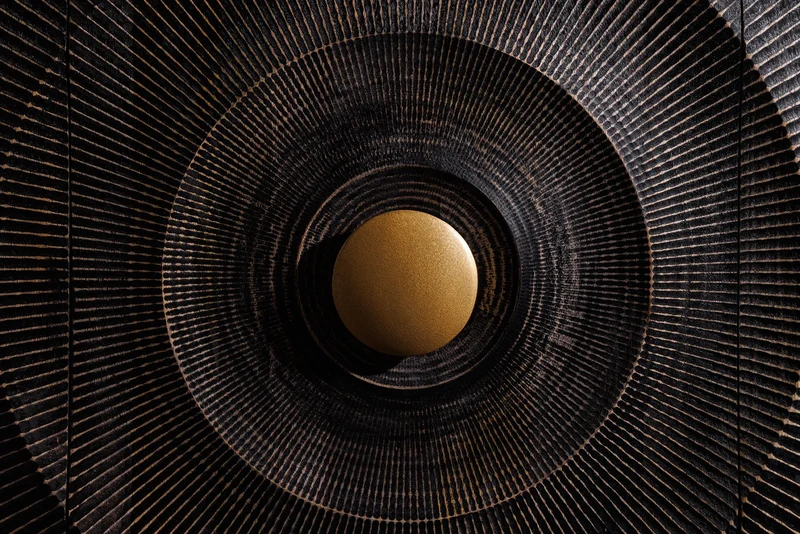 Buffet artisanal GOLDEN SUNSET 140cm noir avec sculptures 3D pieds en métal bois de manguier doré