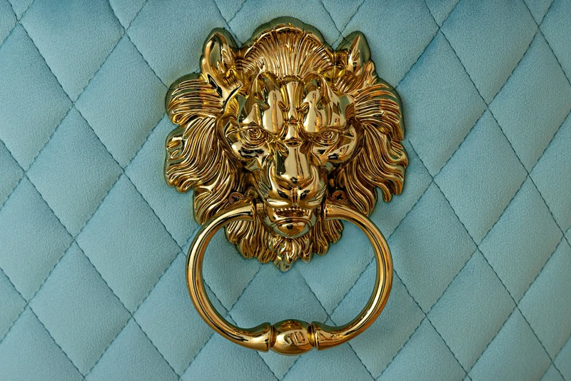 Lot de 2x chaises baroque CASTLE DELUXE velours bleu acier inoxydable doré avec tête de lion Chesterfield