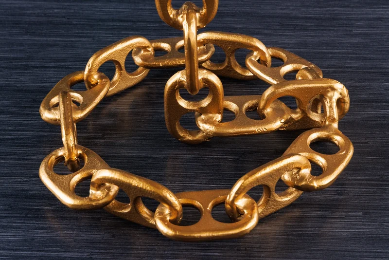 Table d'appoint design CHAINS 55cm en bois de manguier doré, cadre en chaîne ronde en métal fait main, massif
