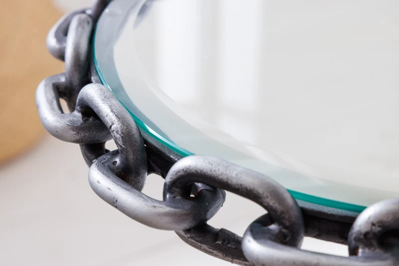 Table d'appoint design CHAINS 35 cm en métal argenté fait main, plateau rond en verre, cadre en chaîne