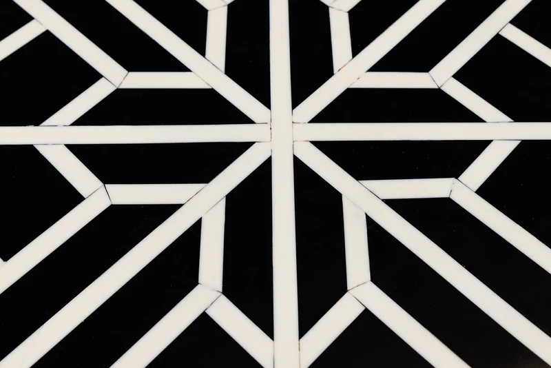 Table d'appoint ronde en marqueterie d'os HARMONY NATURE 45 cm, noire et blanche, fabriquée à la main