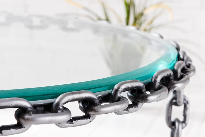 Table basse design CHAINS 65cm en métal argenté fait main, plateau rond en verre, cadre en chaîne