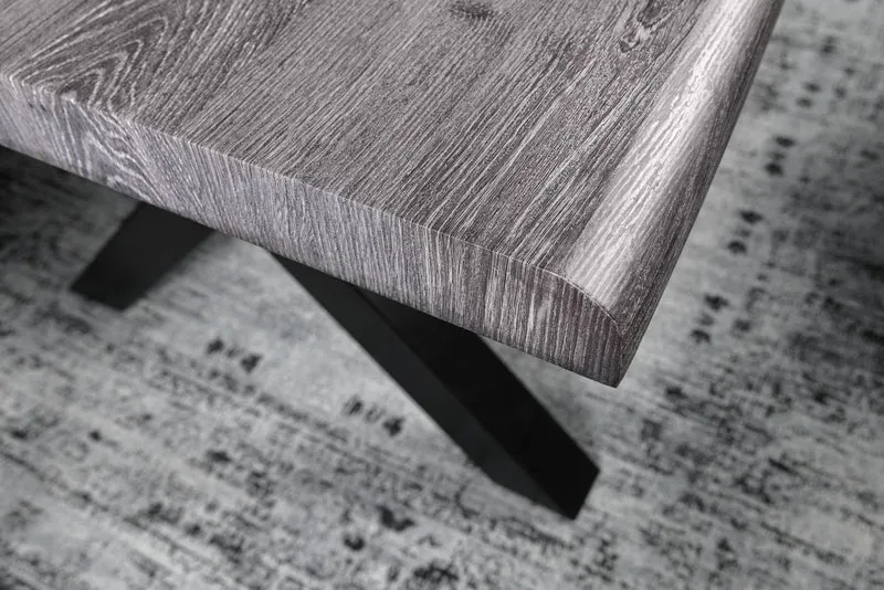 Table à manger industrielle WILD 180cm chêne sauvage gris cérusé design bord d'arbre cadre en X noir