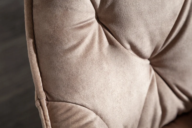 Chaise design MILANO velours beige champagne avec accoudoir tapissée pieds métal noir