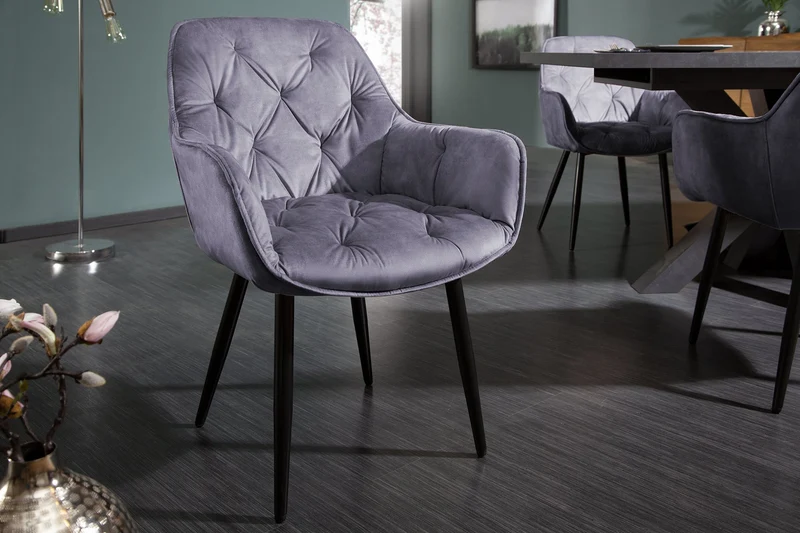 Chaise design MILANO en velours gris avec accoudoirs matelassés décoratifs et pieds en métal noir rembourrés