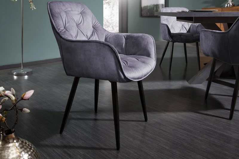 Chaise design MILANO en velours gris avec accoudoirs matelassés décoratifs et pieds en métal noir rembourrés