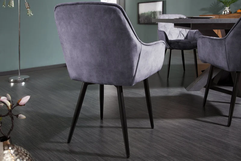 Chaise design MILANO en velours gris avec accoudoirs matelassés décoratifs et pieds en métal noir rembourrés