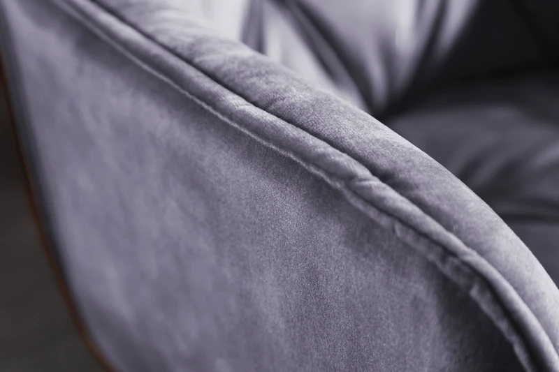 Chaise design MILANO en velours gris avec accoudoirs matelassés décoratifs et pieds en métal noir rembourrés