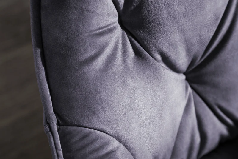 Chaise design MILANO en velours gris avec accoudoirs matelassés décoratifs et pieds en métal noir rembourrés