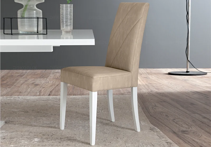 Chaise similicuir caramel pieds bois blanc - Lisa