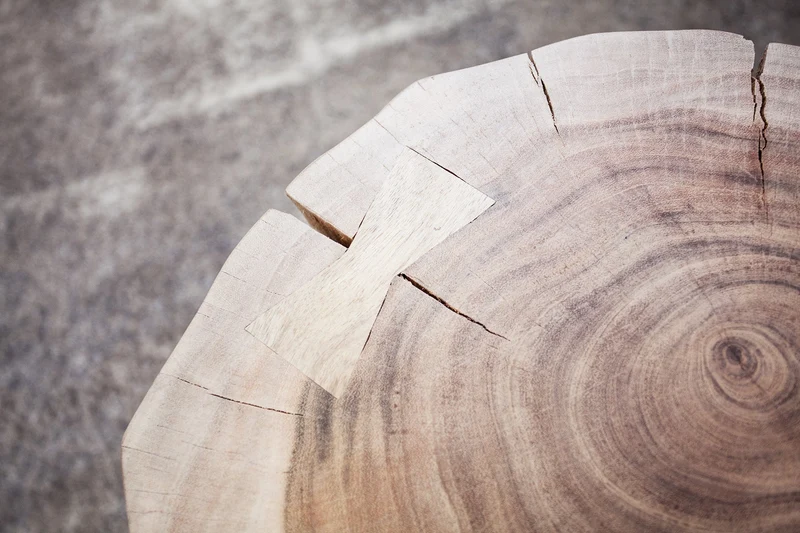 Table d'appoint en bois massif GOA 40cm tronc d'acacia naturel pieds épingle à cheveux en métal noir