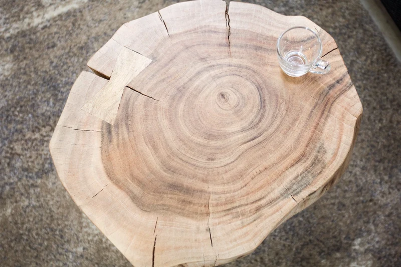 Table d'appoint en bois massif GOA 40cm tronc d'acacia naturel pieds épingle à cheveux en métal noir