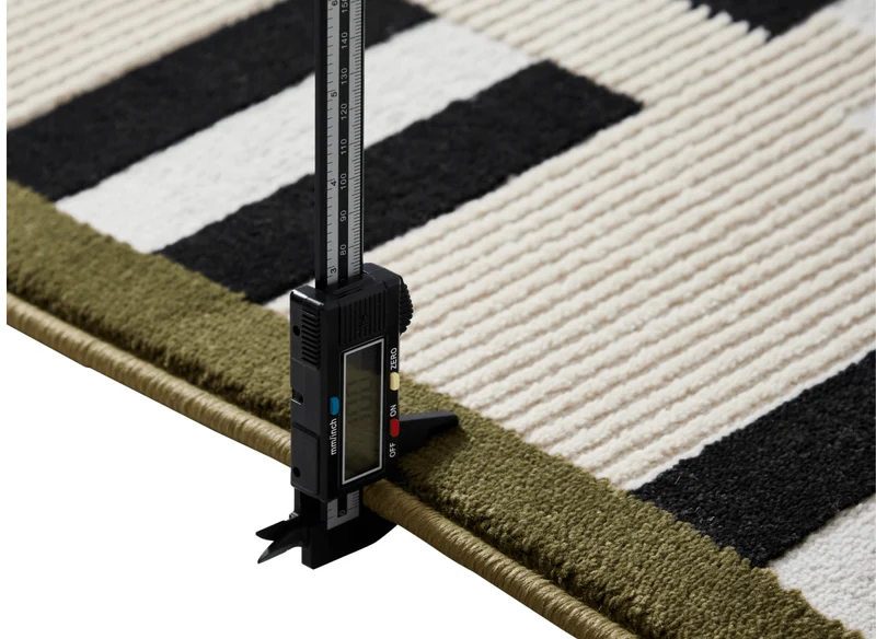 Tapis blanc à motifs noirs, verts et orange 160 x 230 cm ELINN