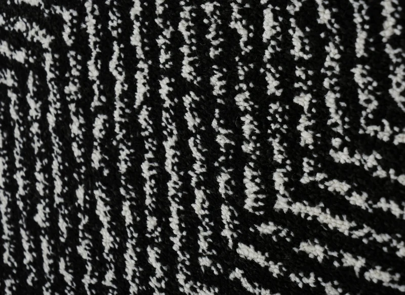Tapis noir à motifs chevrons blancs 200 x 290 cm AIDA