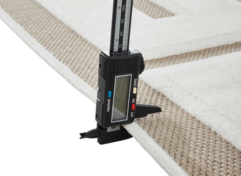 Tapis beige foncé à lettres beiges 200 x 290 cm KEZIA