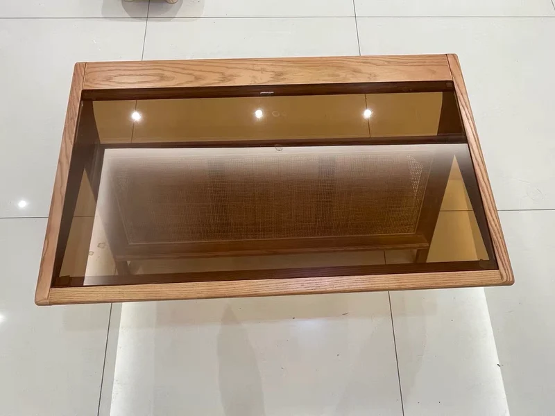 Table basse rectangulaire en bois massif avec plateau et rangement en verre trempé fauve